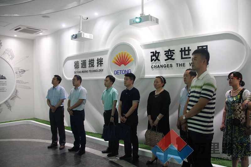 許昌市民營經(jīng)濟調(diào)研團蒞臨萬里路橋集團考察指導