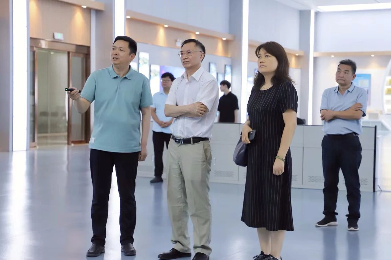北京建筑大學(xué)原黨委副書記、校友會副會長李維平一行蒞臨萬里交科智能制造產(chǎn)業(yè)園參觀考察